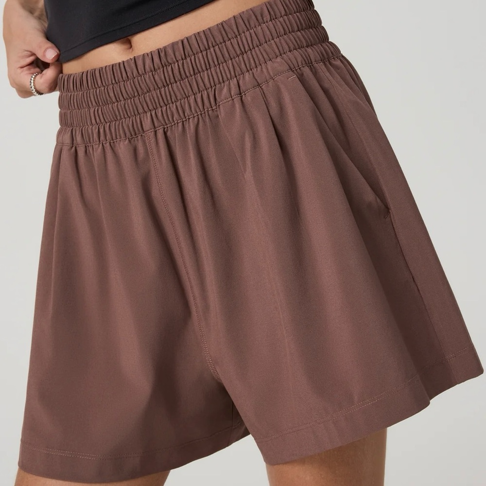 NWT Vuori Villa Shorts in Sable - Picture 4 of 7